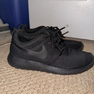 BARELY WORN nike roshe sneakers